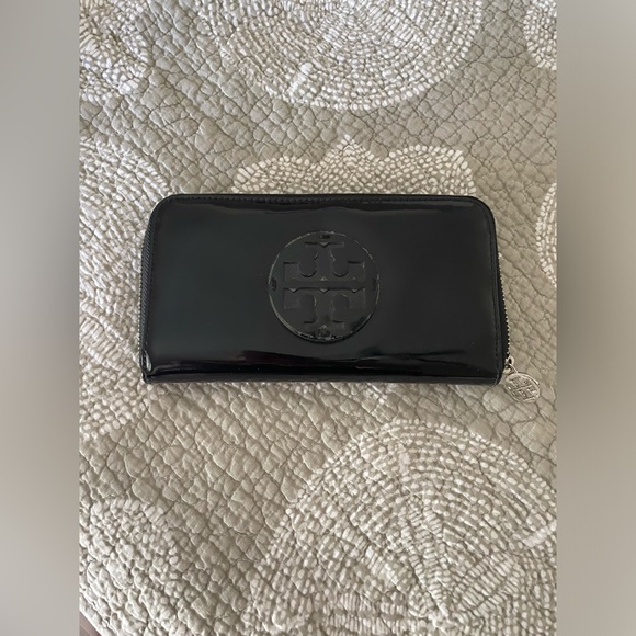 🎉HP🎉Tory Burch Patent Leather Continental Logo Zip Wallet in Black🖤 - Picture 2 of 10